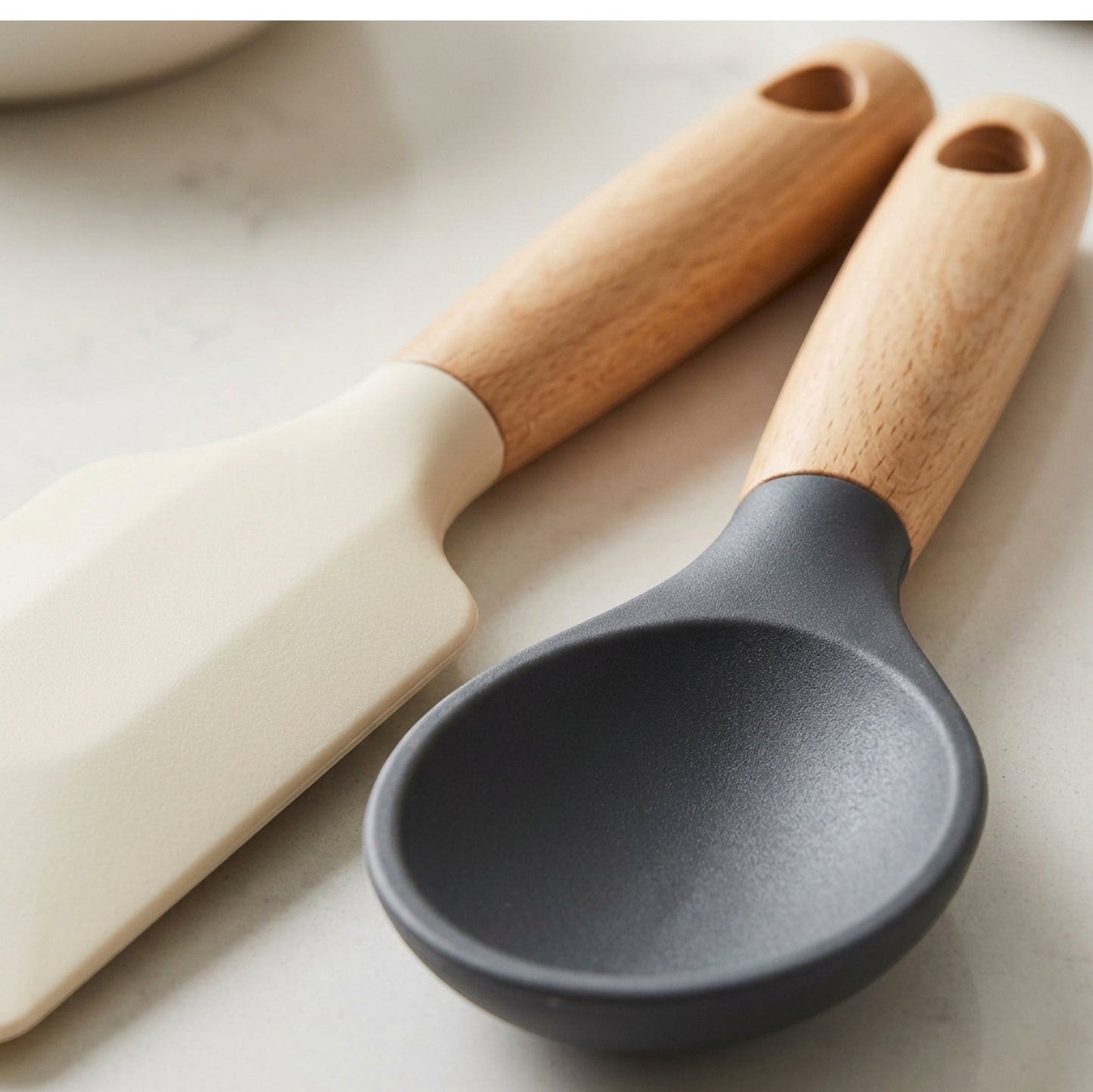 Oracas Edgepour Wood-Handle Silicone Spatula Spoon Set Cream Charcoal 2 Piece - Detail view